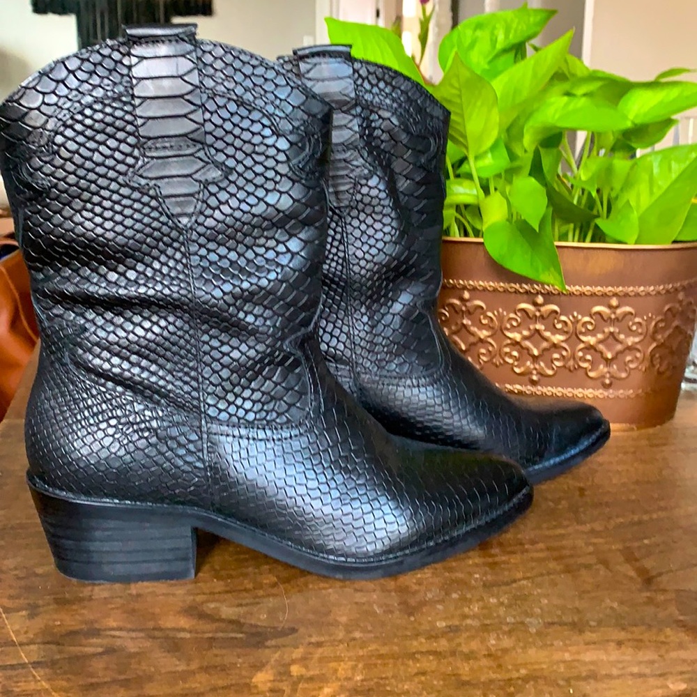 Black cowgirl boots
